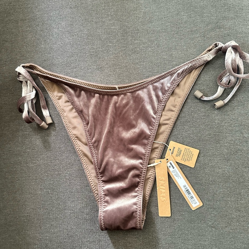 🤎🤎 NWT SKIMS TEXTURED BIKINI STORY TIE BIKINI BOTTOM UMBER | Sz. XL 🤎🤎 - Picture 3 of 3